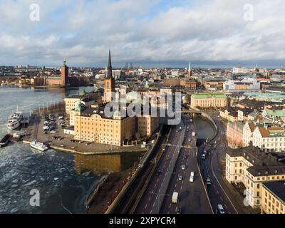 Stockholm, Schweden: Aus der Vogelperspektive der Altstadt von Stockholm Gamla Stan und der Centralbron-Straßenbrücke auf dem Malaren-See in der schwedischen Hauptstadt im Winter. Stockfoto