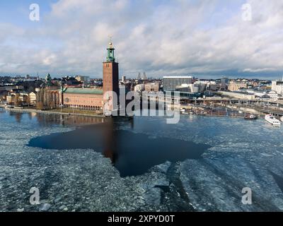 Stockholm, Schweden: Aus der Vogelperspektive auf das berühmte Stockholmer Rathaus am gefrorenen Malaren-See in der schwedischen Hauptstadt im Winter. Stockfoto