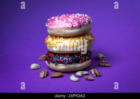 Bunte Donuts auf pastellfarbenem Hintergrund. Cafe-Essen. Studio-Produktaufnahmen. Stockfoto