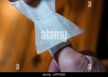 Die Fingerspitze des Daumens erhält ein Pflaster Stockfoto