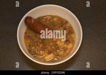 Linsensuppe mit Würstchen in einer Schüssel. Typisch deutscher Eintopf Stockfoto