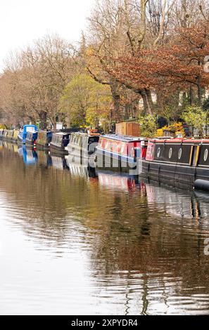 Schmalboote auf dem Regents Canal, Little Venice, London, England Stockfoto