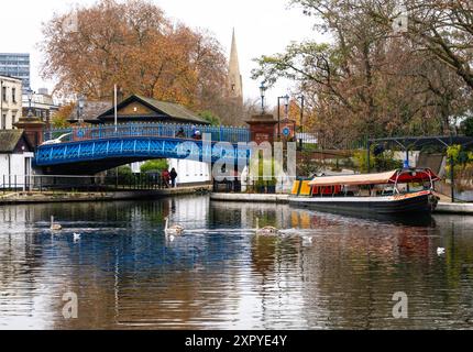 Blick in Richtung Westbourne Terrace Bridge Nr. 3c auf dem Grand Union Canal, Little Venice, London, England Stockfoto