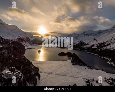 Dramatischer Sonnenuntergang über dem Silser See im Winter im Engadintal bei Silvaplana und St. Moritz im Kanton Graubünden in den Schweizer alpen. Stockfoto