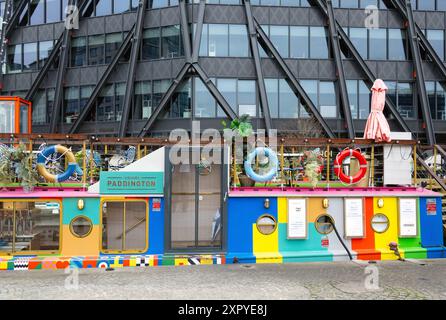 Darcie & May Green, ein schwimmendes Restaurant am Grand Union Canal in Paddington, London, England Stockfoto