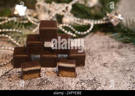 Halbierte traditionelle deutsche Süßwaren, genannt „Dominosteine“. Weihnachtsbonbons, bestehend aus Lebkuchen, Gelee und Marzipanschichten, bedeckt mit Schokoladen-Ic Stockfoto