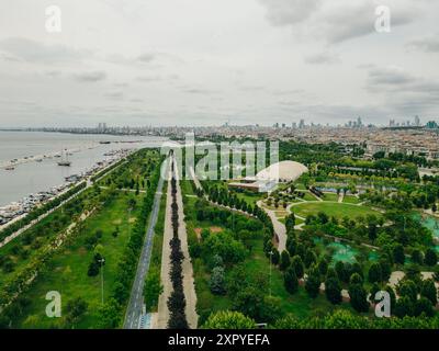 Istanbul, Türkei - aus der Vogelperspektive auf den Park im Bezirk Maltepe an der Marmarameeküste auf der asiatischen Seite. Hochwertige Fotos Stockfoto