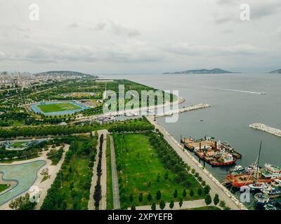 Istanbul, Türkei - aus der Vogelperspektive auf den Park im Bezirk Maltepe an der Marmarameeküste auf der asiatischen Seite. Hochwertige Fotos Stockfoto