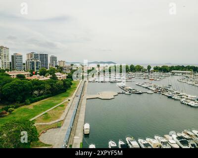 Drohnenblick auf die Kalamis Fenerbahce Marina in Istanbul. Luxusleben. Hochwertige Fotos Stockfoto
