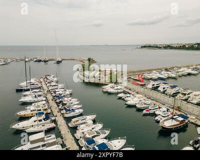 Drohnenblick auf die Kalamis Fenerbahce Marina in Istanbul. Luxusleben. Hochwertige Fotos Stockfoto