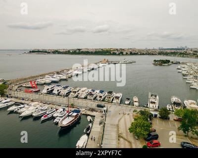 Drohnenblick auf die Kalamis Fenerbahce Marina in Istanbul. Luxusleben. Hochwertige Fotos Stockfoto