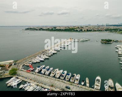 Drohnenblick auf die Kalamis Fenerbahce Marina in Istanbul. Luxusleben. Hochwertige Fotos Stockfoto