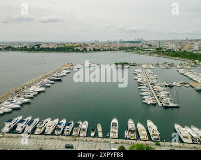 Drohnenblick auf die Kalamis Fenerbahce Marina in Istanbul. Luxusleben. Hochwertige Fotos Stockfoto