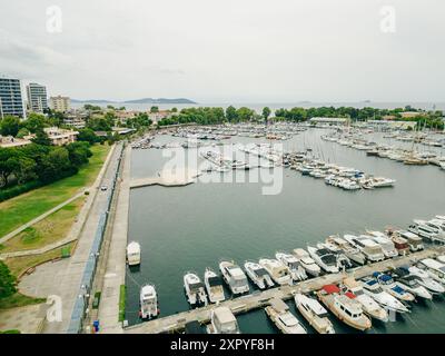 Drohnenblick auf die Kalamis Fenerbahce Marina in Istanbul. Luxusleben. Hochwertige Fotos Stockfoto
