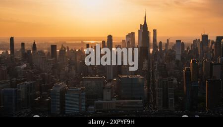 New York City Aerial Aerial City City City mit atemberaubenden Wahrzeichen Manhattans, Wolkenkratzern und Wohngebäuden am Abend. Großer Weitwinkel-Panoramablick über den Hubschrauber auf ein beliebtes Reiseziel Stockfoto