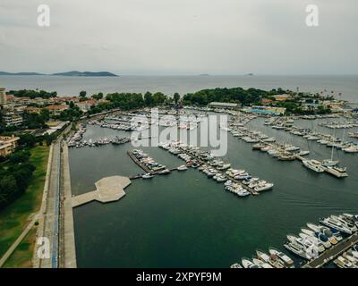 Drohnenblick auf die Kalamis Fenerbahce Marina in Istanbul. Luxusleben. Hochwertige Fotos Stockfoto
