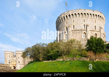 Blick auf den Round Tower mit dem Norman Gateway auf der linken Seite, Windsor Castle, Windsor, Berkshire, England Stockfoto