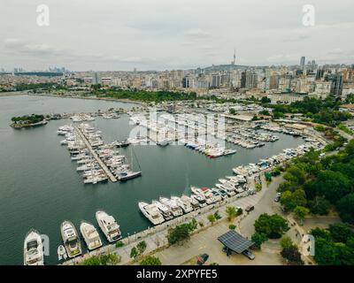 Drohnenblick auf die Kalamis Fenerbahce Marina in Istanbul. Luxusleben. Hochwertige Fotos Stockfoto