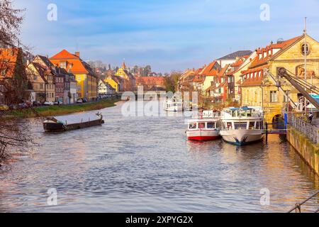 Blick auf das malerische Viertel Little Venice entlang der Regnitz in Bamberg, Deutschland, mit historischen Fachwerkhäusern und Booten Stockfoto