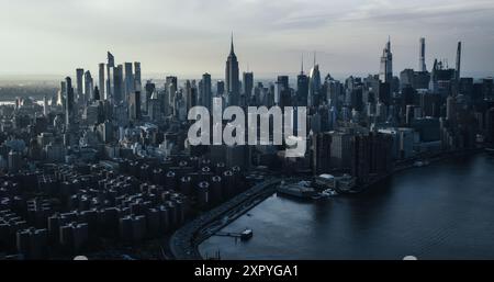 New York City Aerial Aerial City City City mit atemberaubenden Wahrzeichen Manhattans, Wolkenkratzern und Wohngebäuden am Abend. Großer Weitwinkel-Panoramablick über den Hubschrauber auf ein beliebtes Reiseziel Stockfoto