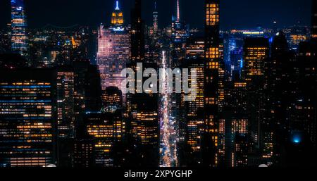 Malerischer Blick auf die Architektur von Downtown Manhattan aus der Luft von New York City. Panoramaaufnahme des Geschäftsviertels bei Nacht von einem Hubschrauber aus. Stadtlandschaft mit Bürogebäuden und viel Verkehr auf den Straßen Stockfoto