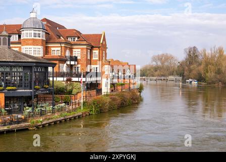 Blick auf die Themse und Eton von der Windsor Bridge, Windsor, Berkshire, England Stockfoto