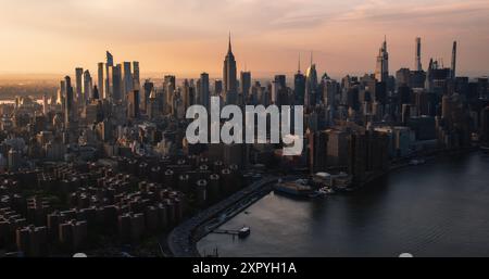 New York City Aerial Aerial City City City mit atemberaubenden Wahrzeichen Manhattans, Wolkenkratzern und Wohngebäuden am Abend. Großer Weitwinkel-Panoramablick über den Hubschrauber auf ein beliebtes Reiseziel Stockfoto