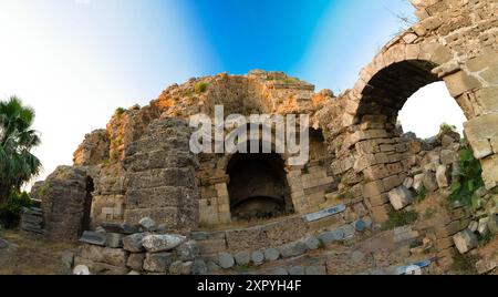 Ruinen der antiken Stadt Side. Altes Theater. Blick von außen. Stockfoto