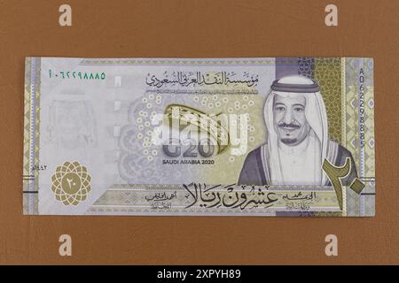 Die olivgrüne und graue 20-Rial-Banknote aus Saudi-Arabien zeigt König Salman und das Logo der G20 auf der Vorderseite. Stockfoto