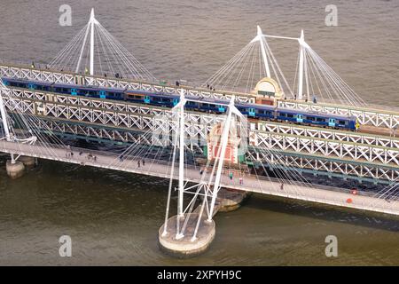 Die Hungerford Bridge und die Golden Jubilee Bridge über die Themse, von oben gesehen, London, England Stockfoto