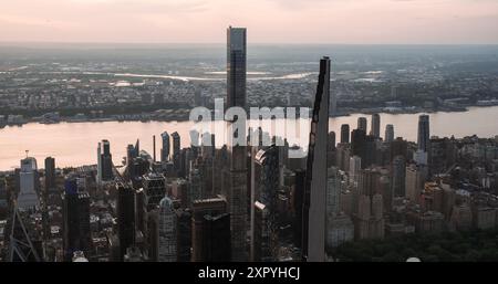 New York City Aerial Aerial City City City mit atemberaubenden Wahrzeichen Manhattans, Wolkenkratzern und Wohngebäuden am Abend. Großer Weitwinkel-Panoramablick über den Hubschrauber auf ein beliebtes Reiseziel Stockfoto