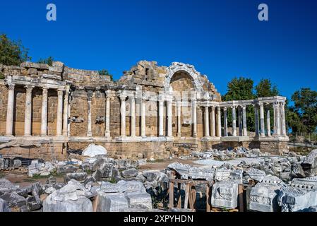 Ruinen des monumentalen Nymphaeum-Brunnens in Side, Türkei. Anitsal Cesme. Stockfoto