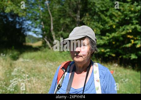 München, Deutschland. August 2024. Schmetterlingsexpertin Annette von Scholley-Pfab. Seit über 15 Jahren zählt sie Schmetterlinge für das deutschlandweite Schmetterlingsüberwachungsprogramm. (Zu dpa 'größtes Aussterben der Arten seit Dinosauriern' - Jahr auch schlecht für Schmetterlinge') Credit: Annkathrin Stich/dpa/Alamy Live News Stockfoto