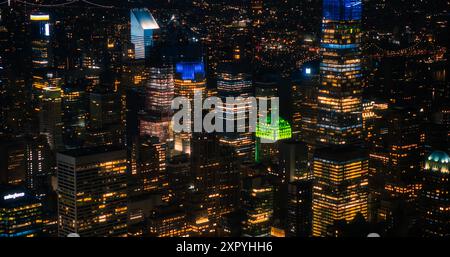 Malerischer Blick auf die Architektur von Downtown Manhattan aus der Luft von New York City. Hochwinkel-Nachtaufnahme des Geschäftsviertels von einem Hubschrauber. Stadtlandschaft mit Bürogebäuden und viel Verkehr auf den Straßen Stockfoto