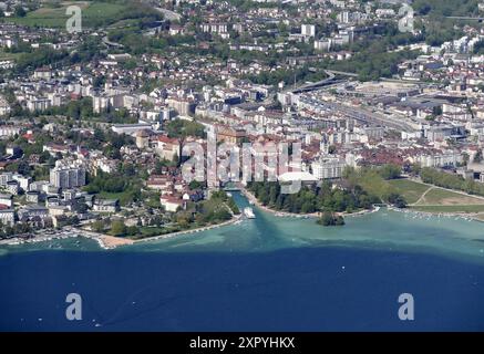 Aus der Vogelperspektive auf die Altstadt von Annecy und den See mit blauem Wasser. Wunderschöne Stadt in der Haute Savoie in den französischen alpen. Europäisches Reiseziel Stockfoto