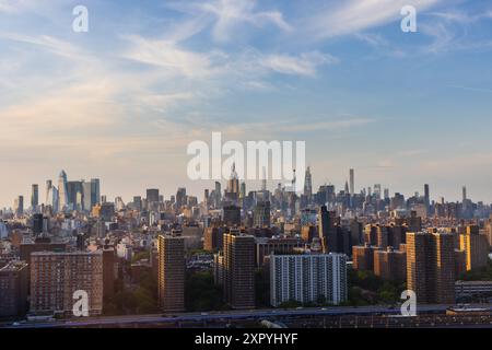 Luftaufnahme der Architektur von Lower Manhattan. Tagesfoto des Finanzviertels von einem Hubschrauber aus. Landschaft der historischen Office Towers, einschließlich Empire State Building Stockfoto