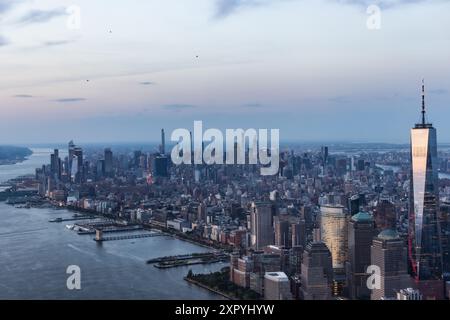 New York City Aerial Aerial City City City mit atemberaubenden Wahrzeichen Manhattans, Wolkenkratzern und Wohngebäuden am Abend. Großer Weitwinkel-Panoramablick über den Hubschrauber auf ein beliebtes Reiseziel Stockfoto