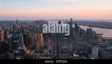 New York City Aerial Aerial City City City mit atemberaubenden Wahrzeichen Manhattans, Wolkenkratzern und Wohngebäuden am Abend. Großer Weitwinkel-Panoramablick über den Hubschrauber auf ein beliebtes Reiseziel Stockfoto