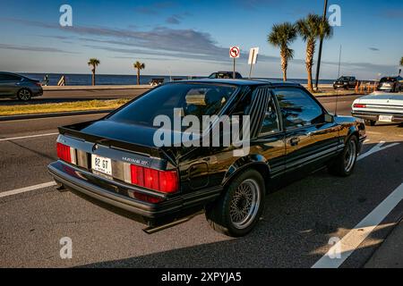 Gulfport, MS - 2. Oktober 2023: Hochperspektivische Heckeckansicht eines Ford Mustang GT Coupés aus dem Jahr 1982 auf einer lokalen Autoshow. Stockfoto