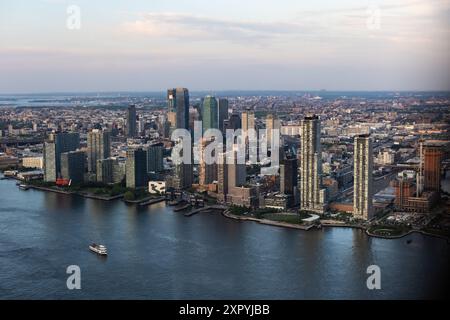 Urbane Sonnenuntergangslandschaft mit New York City. Historische und moderne Wolkenkratzer, Neubau im Bau. Luftaufnahme eines beliebten Reise- und Geschäftsziels in den USA Stockfoto