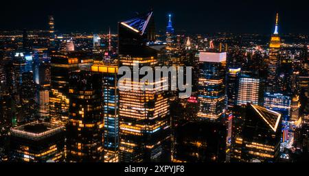 Panorama rund um den Hudson Yards Skyscraper 30 in New York City, USA. Luftbild mit einem modernen Wolkenkratzer mit Aussichtbalkon für Reisende, die einen Panoramablick auf die Stadt genießen können Stockfoto