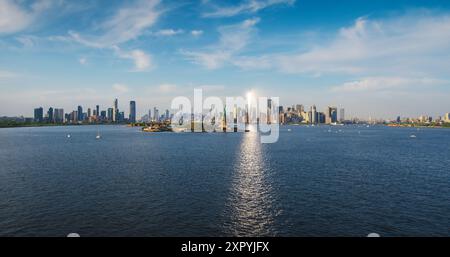 Luftaufnahme der Freiheitsstatue mit Skyline von Lower Manhattan und Wall Street Office Architecture. New York City Wolkenkratzer und Jersey City Stockfoto