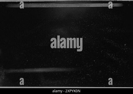 Papierhintergrund schleifen. Schwarze, zerkratzte Textur. Gescannter Effekt, alte Filmüberlagerung Stockfoto