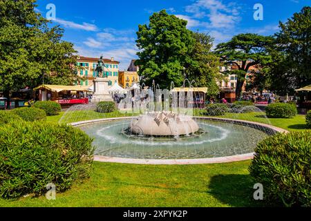 VERONA, ITALIEN – 10. MAI 2024: Brunnen der Piazza Bra in Verona. Stockfoto