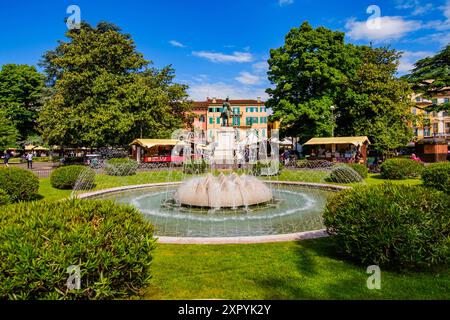 VERONA, ITALIEN – 10. MAI 2024: Brunnen der Piazza Bra in Verona. Stockfoto