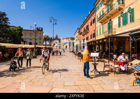 VERONA, ITALIEN – 10. MAI 2024: Piazza Bra in Verona, wo sich die Arena von Verona befindet. Stockfoto