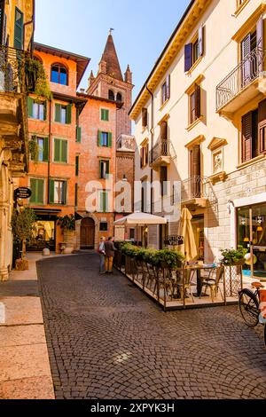 VERONA, ITALIEN – 10. MAI 2024: Piazza Bra in Verona, wo sich die Arena von Verona befindet. Stockfoto