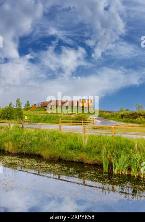 The Sky Train, eine Umweltskulptur von Michael Bulfin im Lough Boora Discovery Park von Bord na Mona im County Offaly, Irland. Stockfoto