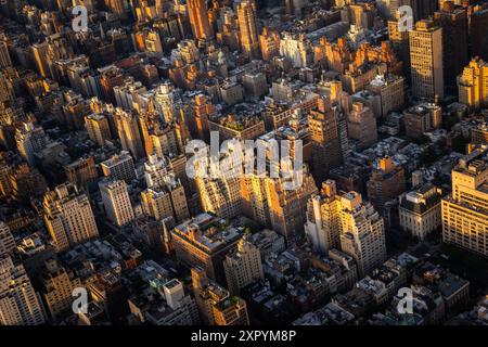 New York City Aerial City mit atemberaubenden Wahrzeichen Manhattans, Wolkenkratzern und Wohngebäuden. Panoramablick über den Hubschrauber auf ein beliebtes Reiseziel Stockfoto