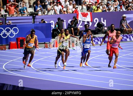 Paris, Frankreich. August 2024; Olympische Spiele in Paris, Stade de France, Paris, Frankreich, Tag 13; Leichtathletik, Staffelläufe im 4x100 m-Format für Herren, die letzte Übergabe mit China, Frankreich, Jamaika und Deutschland in Aktion Credit: Action Plus Sports Images/Alamy Live News Stockfoto